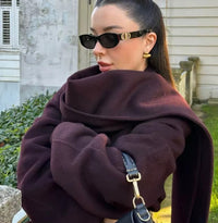 Manteau bordeaux à capuche, coupe portefeuille avec rabat drapé, vue de dos et épaules