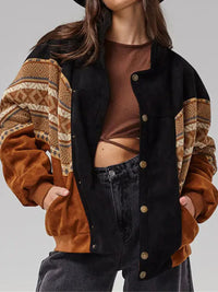 Veste noire à boutons, col sherpa beige, empiècements caramel et motifs tissés sur manches