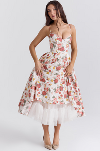 Robe midi satin à fleurs, bretelles fines, jupe évasée avec volant en tulle.