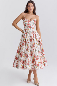 Robe midi florale évasée, décolleté cœur, bretelles fines et jupon en tulle.