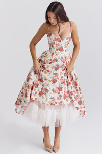 Robe midi satin à fleurs, jupon en tulle, bretelles fines, taille cintrée.
