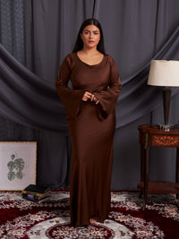 Robe longue marron chocolat près du corps, manches longues, encolure ronde, longueur maxi.