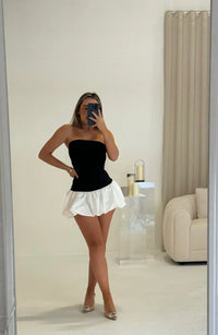 Robe courte noir bustier et jupe blanche courte bouffante à volants