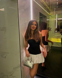 Robe courte noir bustier avec jupe blanche plissée et volants
