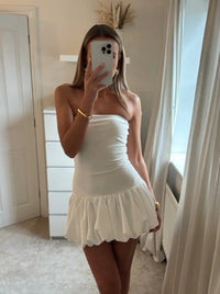 Robe courte blanche bustier avec jupe blanche à volants bouffants