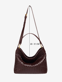 Sac cabas tressé bordeaux, hauteur de porté 40–51 cm, anses longues et ouverture.
