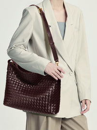 Sac cabas tressé bordeaux en bandoulière, grande contenance, anses longues en cuir.