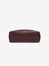 Sac cabas tressé bordeaux rectangulaire avec rabat supérieur et fermeture à pression.