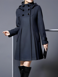 Manteau gris foncé à col cheminée, fermeture centrale boutonnée et boutons décoratifs.