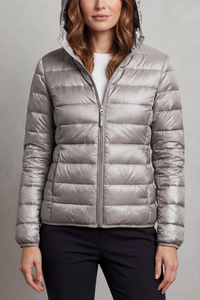 Doudoune pliable à capuche champagne clair, zip central, matelassage uniforme.
