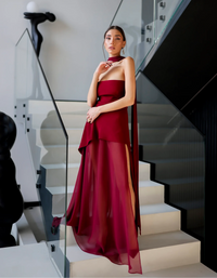 Robe longue bustier bordeaux, décolleté droit, cascade de volants et fente sur le côté.