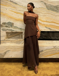 Robe longue bustier marron chocolat, décolleté droit, jupe ample à superpositions.