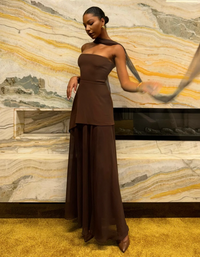 Robe longue bustier marron chocolat, ceinture cintrée, bas fluide à volants et drapé.