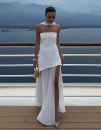 Robe longue bustier blanche, décolleté droit, superposition courte devant et pan fluide.