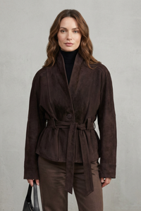 Veste courte en laine croisée marron foncé, col châle, ceinture nouée, vue trois-quarts