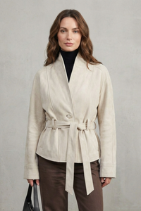 Veste courte en laine croisée beige, col châle, ceinture nouée, vue trois-quarts