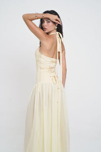 Robe longue jaune pâle vue de dos, bretelles nouées et taille froncée