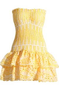 Mini-robe jaune à volants smockée, gros plan tissu à motifs ornementaux