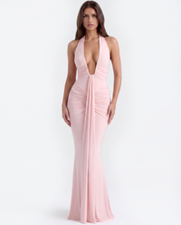 Robe Gabrielle rose poudré, décolleté plongeant halter, fronces sur la jupe.