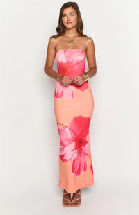 Robe longue sans bretelles rose corail, imprimé floral rouge, coupe près du corps.