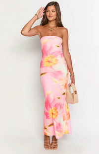 Robe longue sans bretelles rose pastel à fleurs jaunes, coupe moulante