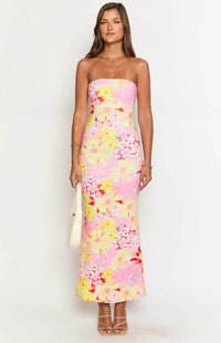 Robe longue sans bretelles à imprimé floral pastel rose et jaune, coupe près du corps.