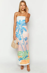 Robe longue fleurie bandeau, imprimé bleu sur fond rose pâle, coupe ajustée