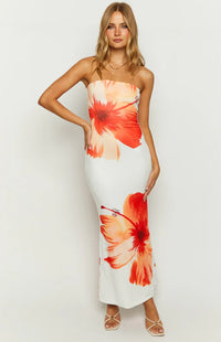Robe longue sans bretelles blanche à fleurs orange et rouge, coupe droite