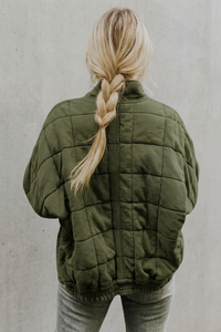 Veste matelassée verte vue de dos, quilting, fermeture zippée et poignets élastiques