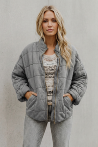 Veste matelassée grise zippée, manches longues, poches et ourlet élastique