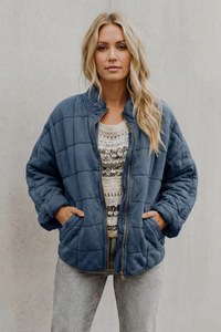 Veste matelassée bleue zippée, poches latérales, manches longues et ourlet élastique