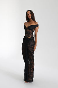 Robe longue transparente noire en dentelle, épaules dénudées et fente latérale