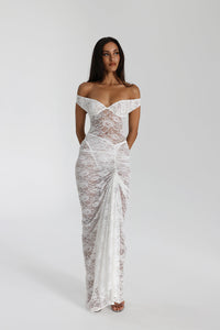 Robe longue transparente blanche en dentelle, décolleté épaules nues et drapé frontal