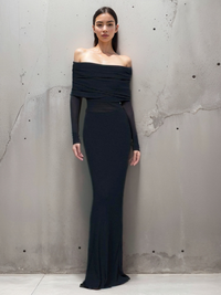 Robe longue bleu foncé à épaules dénudées, manches longues, effet tulle superposé froncé
