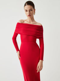 Robe longue rouge près du corps, encolure bardée de tulle superposé froncé, manches longues