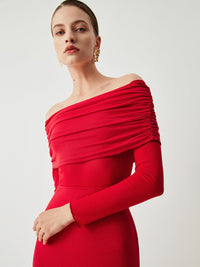 Robe longue rouge à épaules dénudées, drapé/tulle superposé froncé, manches longues