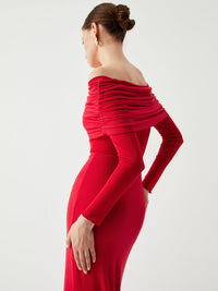 Robe longue rouge vue de dos, tulle superposé froncé aux épaules, manches longues