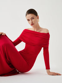 Robe longue rouge à épaules dénudées, tulle superposé froncé, silhouette ajustée, manches longues