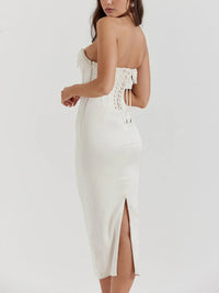 Robe mi-longue satin blanc cassé vue dos, laçage et franges au haut