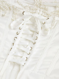 Robe satin blanc cassé : laçage sur le devant et franges perlées sur le buste