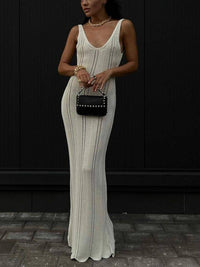Robe longue blanche en maille à bretelles, encolure ronde, coutures verticales.
