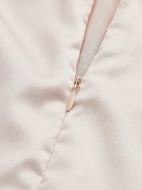 Robe en satin rose pâle : fermeture avec petit zip et bride métallique.
