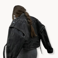 Veste en cuir noire rétro, coupe biker, lacets et poches zippées au dos