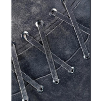 Détails veste en cuir noire rétro : lacets et œillets métalliques sur panneau décoratif