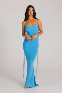 Robe longue bleue à bretelles fines et fronces poitrine, avec longs liens