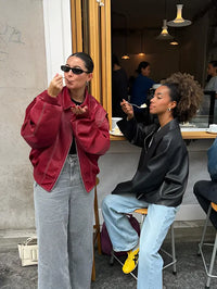 Veste en cuir oversize rouge avec col rabattu, manches bouffantes et fermeture zippée.