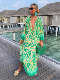 Robe longue à col en V verte à motif abstrait, coupe ample et manches longues.