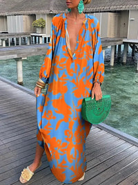 Robe longue à col en V orange à motif abstrait, manches longues et coupe ample.