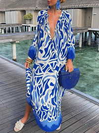 Robe longue à col en V bleue à motif abstrait, manches longues et silhouette ample.