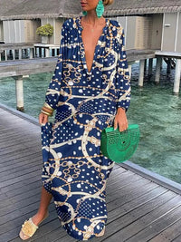 Robe longue à col en V bleu marine à motifs chaînettes, manches longues amples.